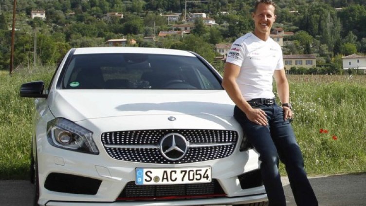 Михаел Шумахер и новата A-Class на Mercedes. Снимка: Mercedes