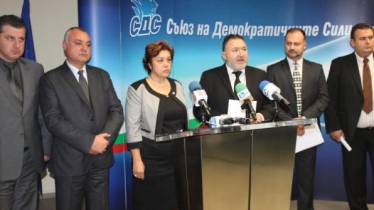 Галя Гугушева с издигналите кандидатурата й. Снимка: СДС