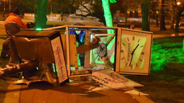 Силният вятър събори часовник във Варна. Снимка: Булфото