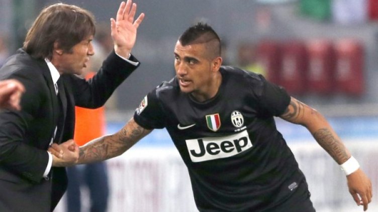 Конте поздравява голмайстора Видал. Снимка: Reuters