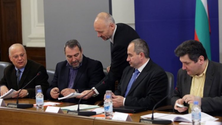 Министър Тодор Тагарев (в средата) участва в представянето на доклада. Снимка: БТА