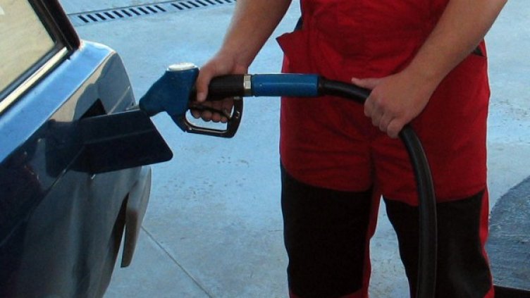 Средно с една заплата можем да купим 213 литра бензин. Снимка: архив, Булфото