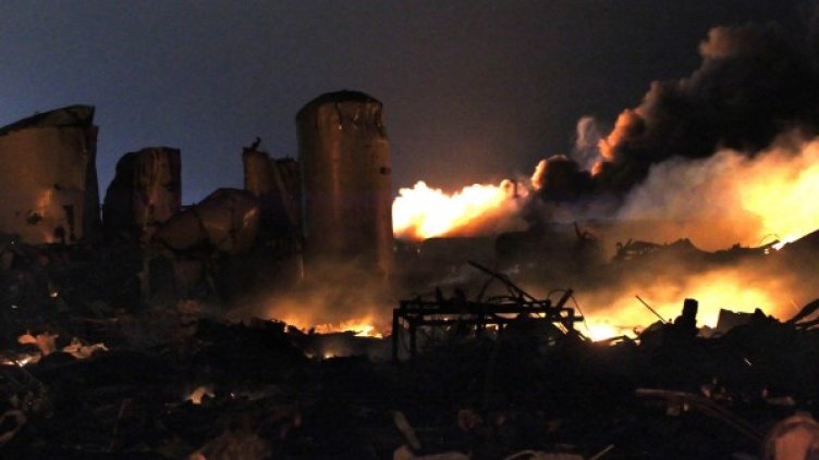 Огънят продължава да тлее във вътрешността на завода. Снимка: Reuters