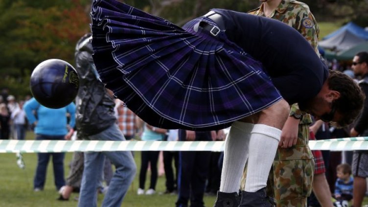 Учени съветват - бъди мъж, носи поличка. Снимка: Reuters