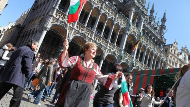 Кристалина Георгиева поведе българско хоро в Брюксел Снимка: Булфото