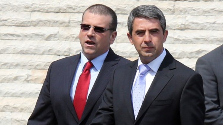 Плевнелиев и Калин Георгиев на връчването на 120 таблета на пътни полицаи. Снимка: БТА