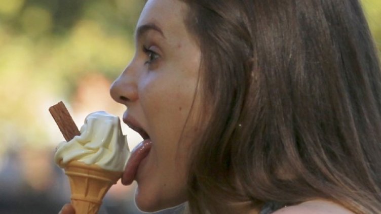 Снимка: Reuters
Много приятна кана имате, госпожо!
Страхотна тениска, синьото подчертава цвета на очите ти!
Kато спусна тази хипотенуза.. и този ъгъл, около 49 градуса.. най-накрая ще изчисля дали тоя ме гледа под полата!
Според супермегаултраортодоксалните евреи това е разврат. Снимка: Reuters