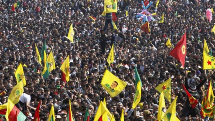 Демонстранти развяват кюрдски знамена и знамена с портрета на Йоджалан. Снимка: Reuters