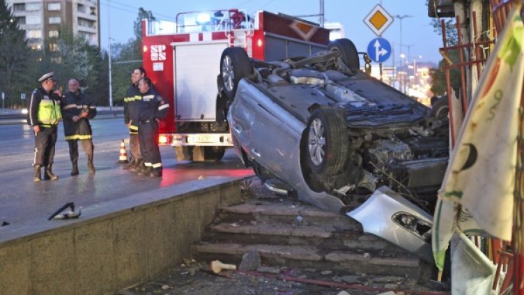 Шофьорка паркира по таван в магазин за алкохол