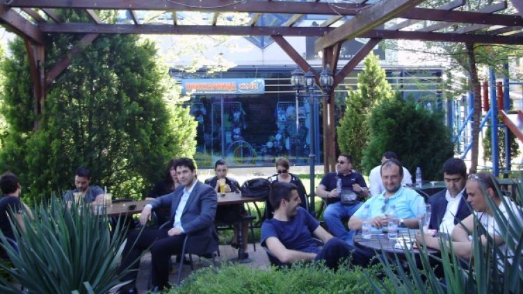 Жельо Бойчев се чувства в свои води сред младите в Студентски град. Снимка: Пресцентър БСП
Неформалният характер на срещата, предизвика голям интерес в Студентски град. Снимка: Пресцентър БСП