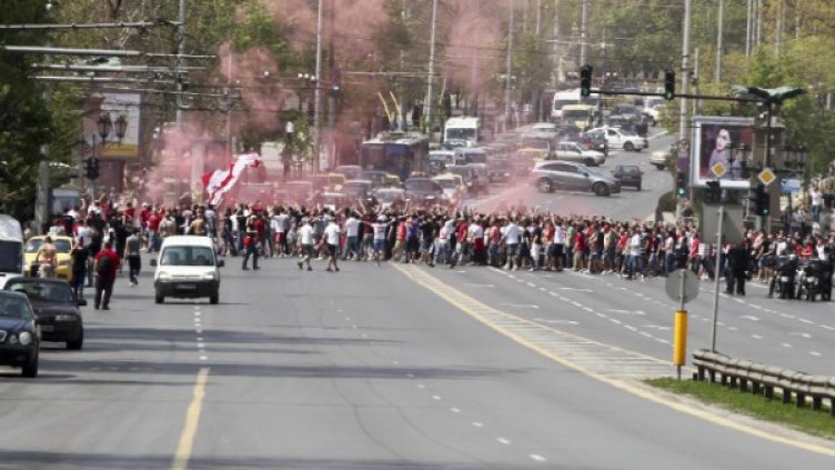 Фенове на ЦСКА блокираха Орлов мост преди мача. Снимка: Булфото