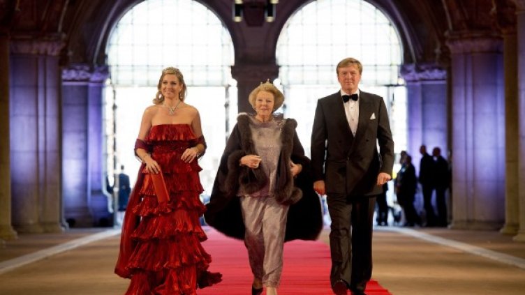 Вилем-Александър, съпругата му Максима и кралица Беатрикс /в средата/. Снимка: Reuters