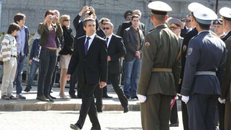 Плевнелиев поздрави военните с празника. Снимка: Булфото