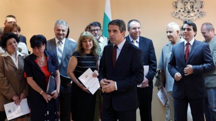 Президент и министър връчиха споразумения по Фонд "Козлодуй". Снимка: БТА