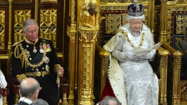 Придружена от принц Чарлз, кралица Елизабет II произнася тронното си слово. Снимка: Reuters