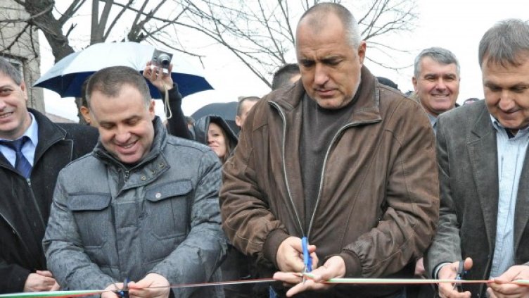 Бойко Борисов режеше ленти при откриването на нови обекти. Снимка: Булфото, архив