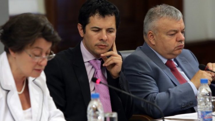 Филип Гунев (в средата) участва в заседание на Изборния борд. Снимка: БТА