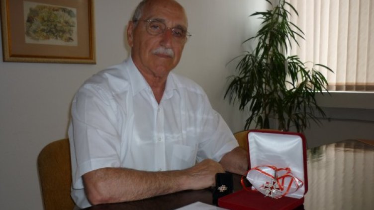 Никола Добрев с наградата от БЧК.