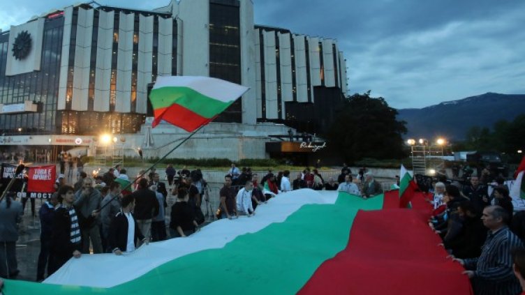 Вечерта след изборния ден не мина без сблъсъци. Снимка: БТА