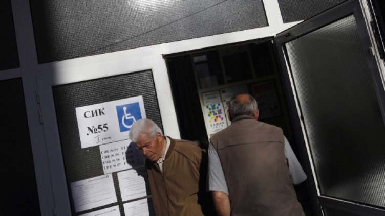 В 21 ч. избирателните секции бяха затворени. Снимка: Ройтерс