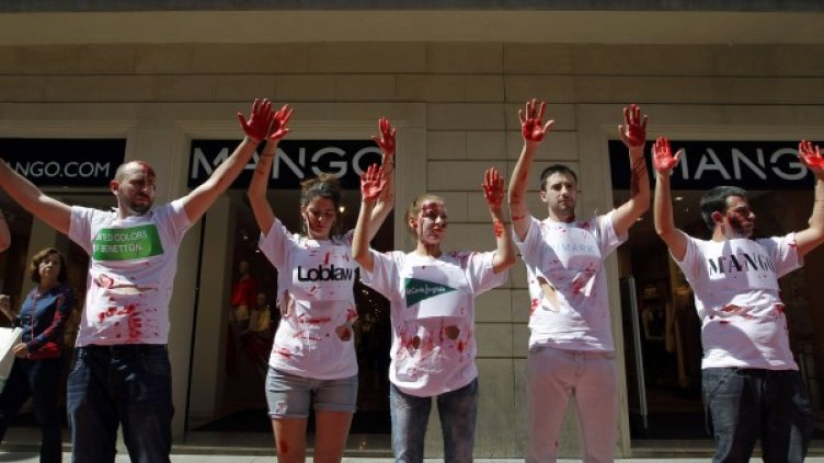 Активисти от испанската организация UGT протестират срещу лошите условия на труд в Азия. Снимка: Ройтерс