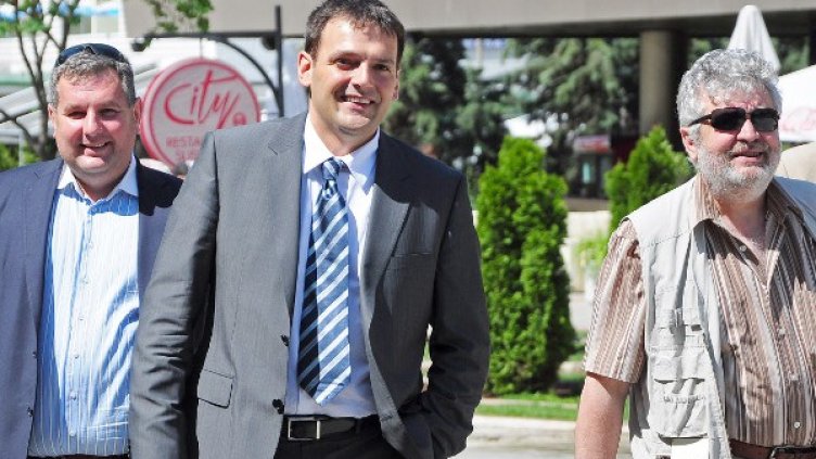 Чавдар Трифонов с хора от инициативния комитет. Снимка: БТА