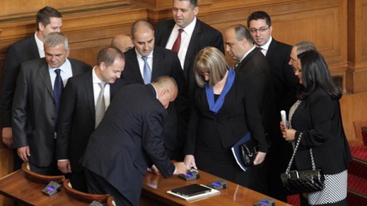 Борисов изпробва как работи системата за гласуване Снимка: БТА