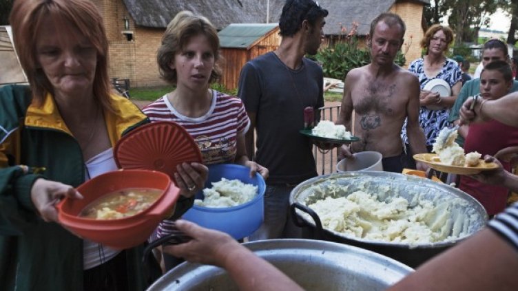 Бедни бели южноафриканци получават храна в лагер. Снимка: архив, Reuters