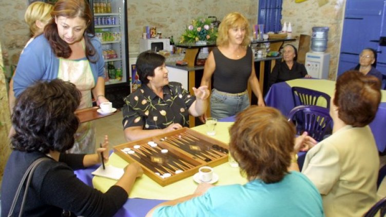 На пенсионерките им липсват клюките в работата. Снимка: архив, Reuters