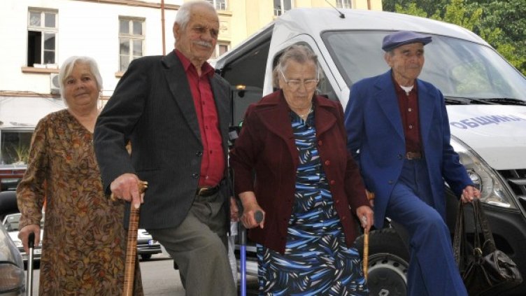 88-годишният Райчо Петров взе днес 72-годишната Иванка Тянева. Снимка: Булфото