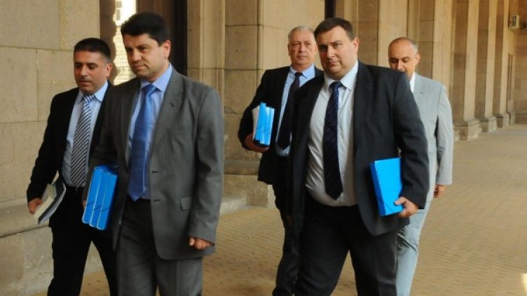 В 16,30 ч. депутати от ГЕРБ внесоха жалбите в КС. Снимка: Булфото