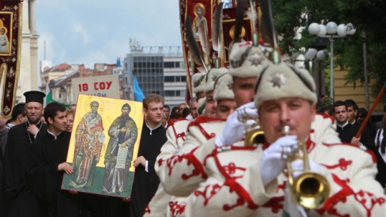 Гвардейски духов оркестър и ученици от Семинарията  водят шествието за 24 май. Снимка: БТА