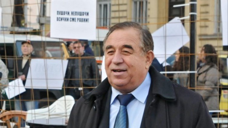 Благой Рагин на протест срещу пълната забрана за тютюнопушене в края на 2012 г. Снимка: Булфото, архив