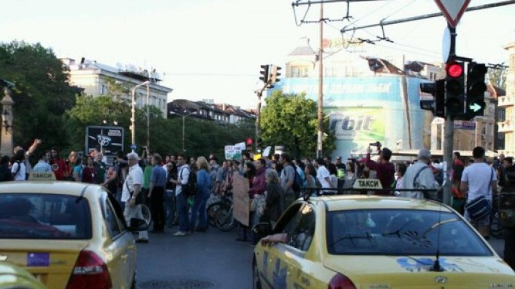 Над 300 души са готови да протестират на Орлов мост. Снимка: Булфото, архив