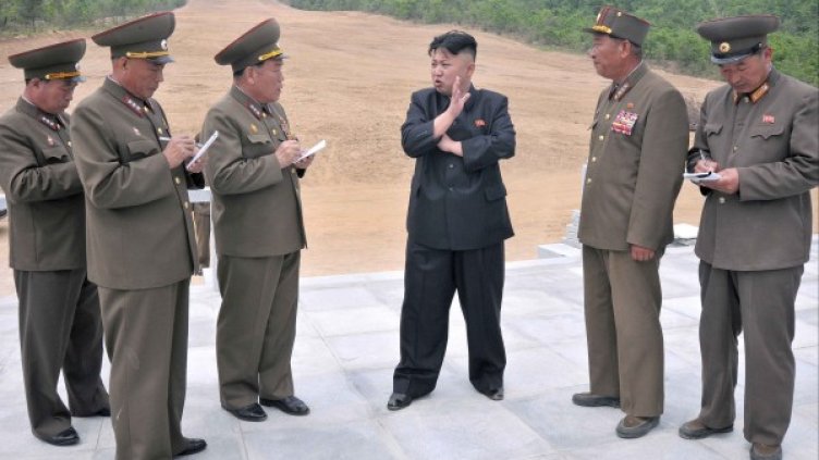 Севернокорейският лидер Ким Чен Ун с военни. Снимка: архив, Reuters
