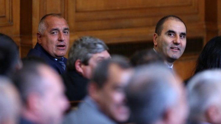 Борисов и Цветанов се зарадваха на кворума. Снимка: БТА