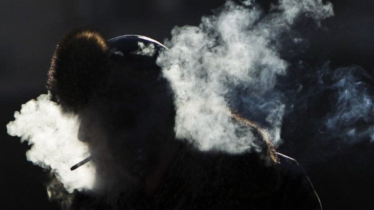 Мъж пуши на минус 15 градуса в Москва. Снимка: архив, Reuters