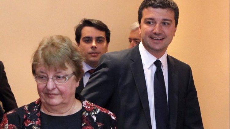 Шефът на ДКЕВР Евгения Харитонова, Асен Василев и Драгомир Стойнев. Снимка: БТА