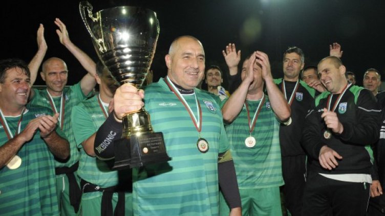 Бойко Борисов и неговити "Тигри" с купата при ветераните по футбол. Снимка: Булфото