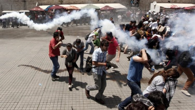 Полицията в Истанбул използва сълзотворен газ срещу демонстрантите. Снимка: Reuters