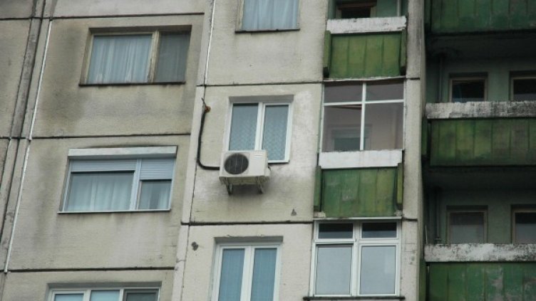 Голяма част от сънародниците ни живеят в панелки. Снимка: Булфото