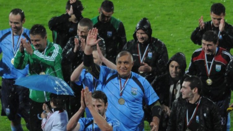 Бойко Борисов с футболистите на "Витоша" Бистрица. Снимка: Булфото