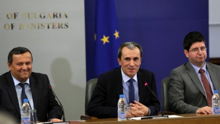 Пламен Орешарски (ц), Хасан Адемов (л) и Петър Чобанов. Снимка: БТА