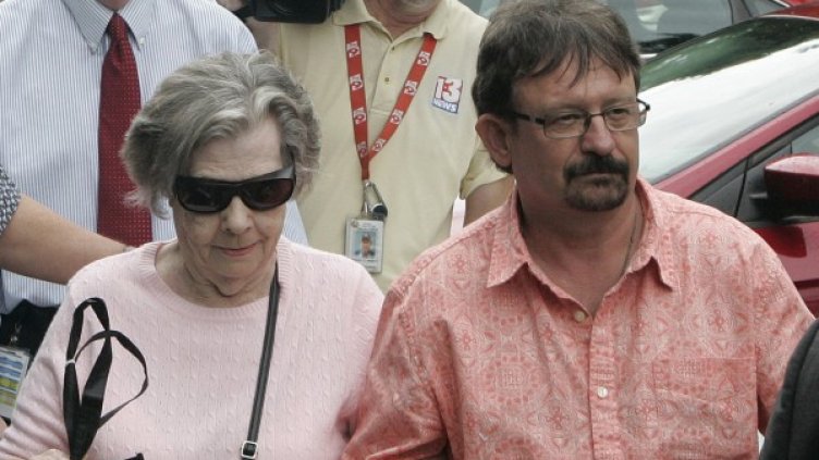 Глория Маккензи със сина си Скот. Снимка: БТА