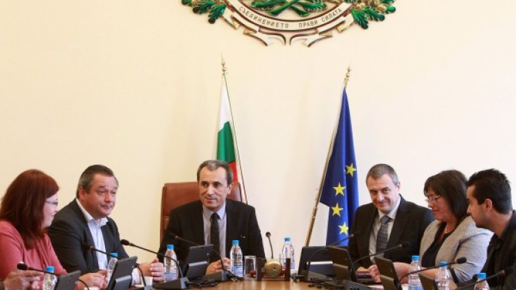 Пламен Орешарски се срещна с пострадали от труса в Перник. Снимка: БТА