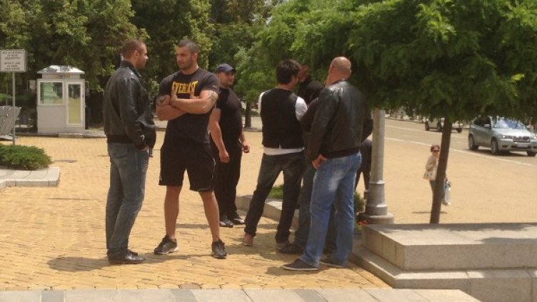 Момчетата, които така и не стана ясно какво правят пред НС. Снимка: Dnes.bg