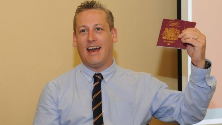Консулът на Великобритания Джон О&rsquo; Шонъси показва британски паспорт, който при изгубване се заплаща - 167.50 паунда. Снимка: Булфото