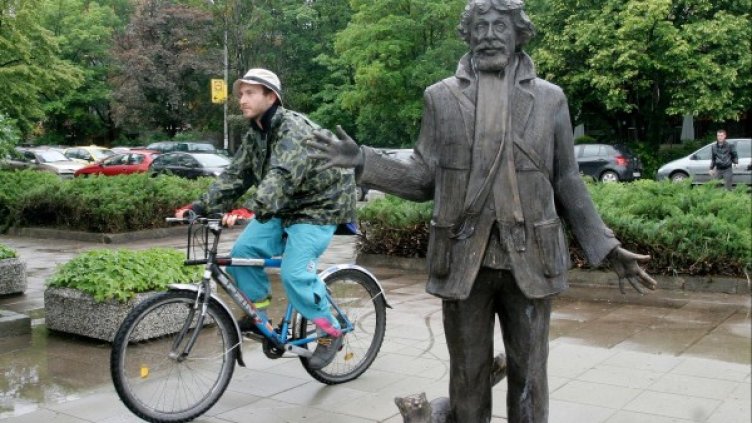 Площад "Радой Ралин" пред бившето кино "Изток". Снимка: Булфото