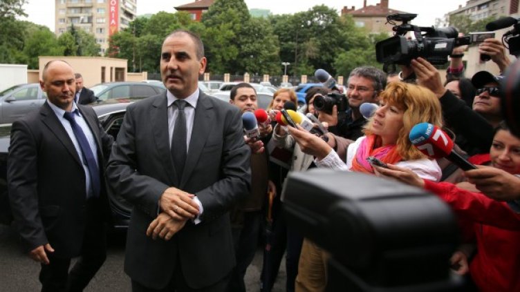 Цветан Цветанов отиде в спецпрокуратурата, но 5 минути по-късно се запъти към СГП. Снимка: БТА