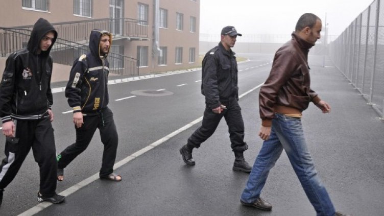 По около 60 души годишно получават статут на бежанец. Снимка: Булфото, архив